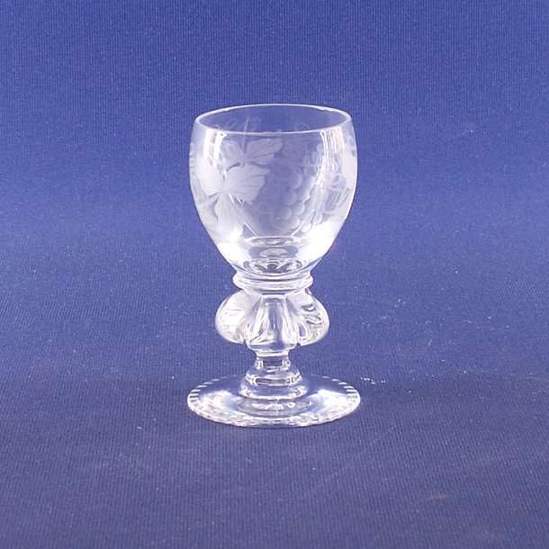 Snaps. 7,5 cm. Gisselfeld med vinlv. Holmegaard Glasvrk.
