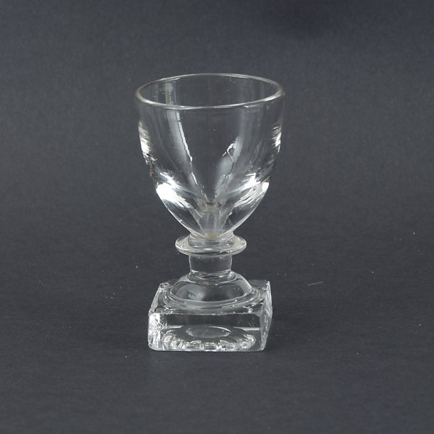 Snapsglas. Grom den gamle. 7 cm. Ca. 1920. Kastrup / Holmegaard.