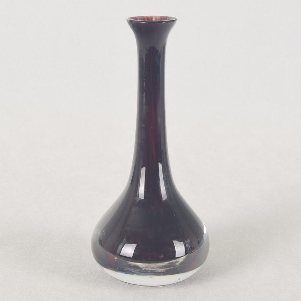 Vase i glas, vinrd. 19 cm. Ukendt oprindelse.