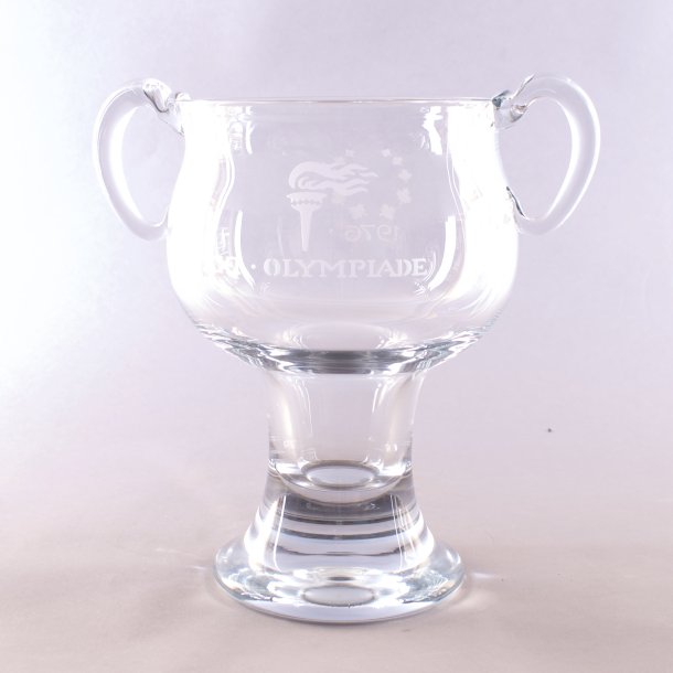 Olympiadepokal 1976 med to psatte hanke. 19,5 cm. Holmegaard Glasvrk.