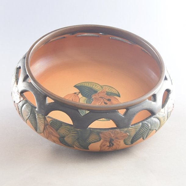 Bordskl med gennembrudt kant og bladvrk. nr. 127. 25 cm. Ipsen Keramik.