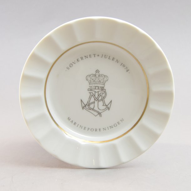 Hvid Svrnet Juleplatte. 1974. 12,5 cm. Royal Copenhagen.