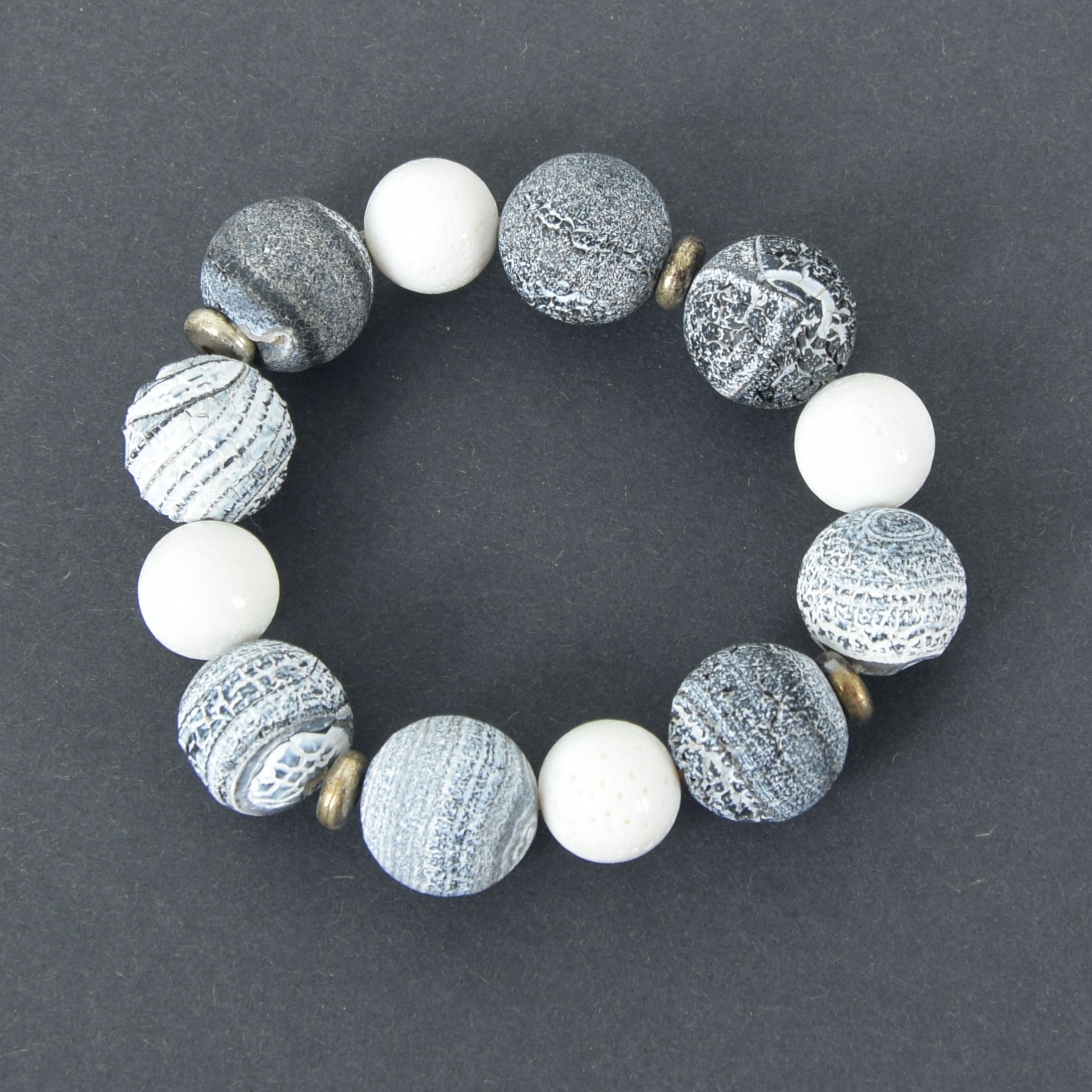 Incubus Grønthandler munching Armbånd med sten i grå og sort. Onsize - Smykker - Porcelænsbutikken