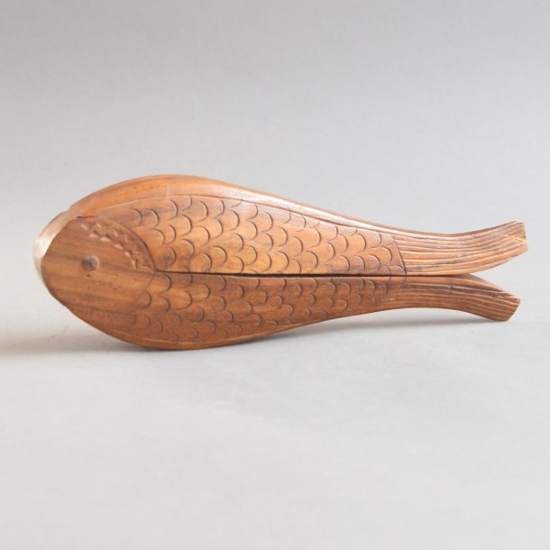 Nddeknkker i tr , formet som en fisk. 21,5 cm. Ukendt oprindelse.