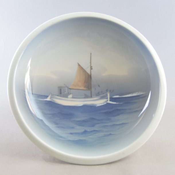 Bordskl med fiskekutter. 22 cm. Porcelnsfabrikken Danmark Lyngby.