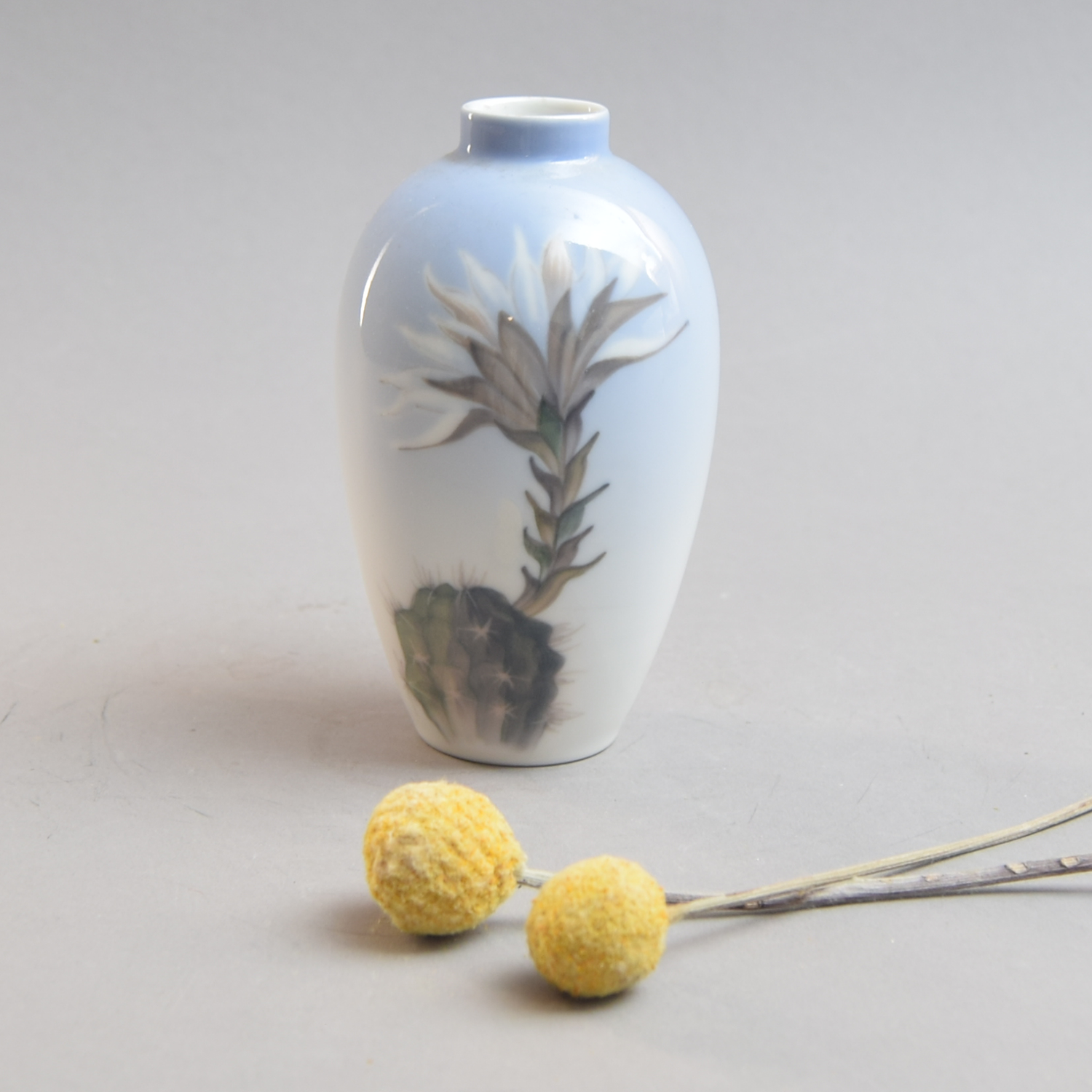 akavet Tomhed Serrated Vase med kaktusblomst. nr. 2672 / 47A. 11 cm. Royal Copenhagen. - Vaser - Royal  Copenhagen. - Porcelænsbutikken