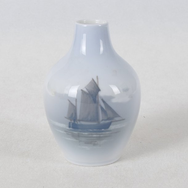 Mini Vase med sejlskib. 2900 / 1227. 10 cm. Royal Copenhagen.