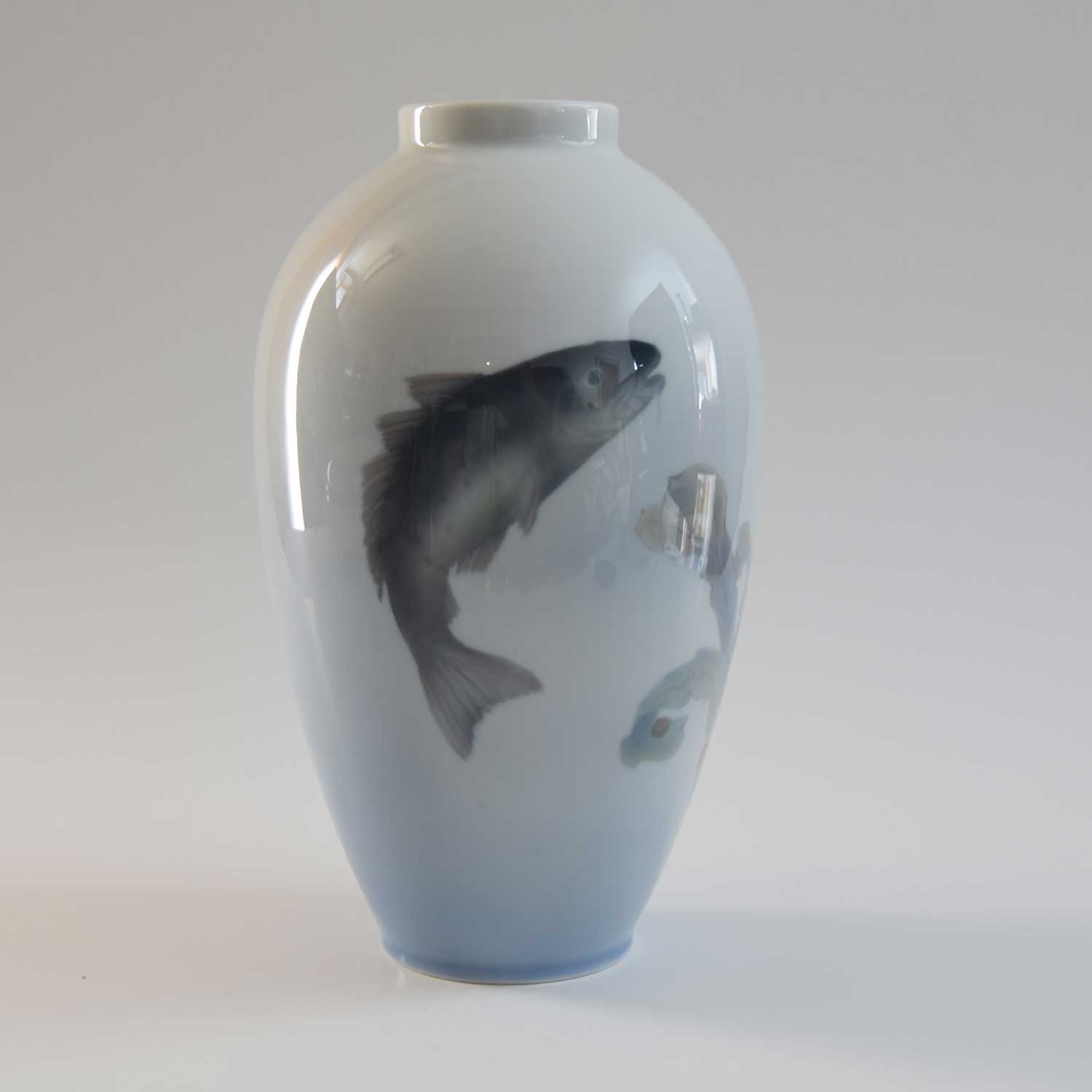 Vase med fisk. nr. 258 47D. 22,5 cm. Royal - - Royal Copenhagen. - Porcelænsbutikken