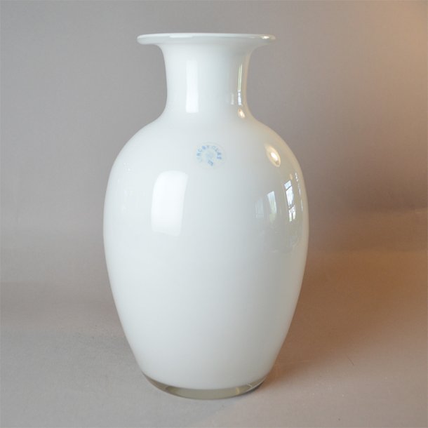 Vase i glas, hvid. 25 cm fra Lyngby Glas.