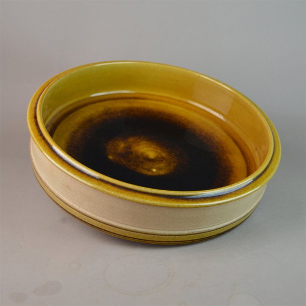 Bordskl, rund med gullig glasur. 30 cm. K&auml;hler Keramik.