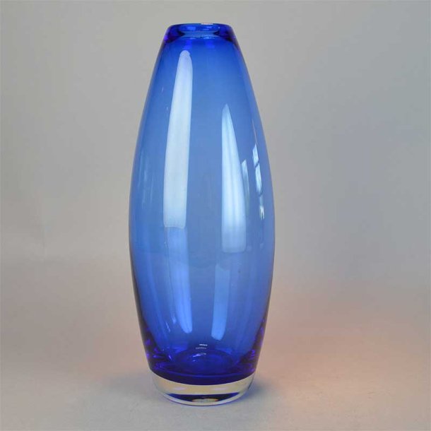 Vase i glas, bl. Torpedo form. 24 cm.