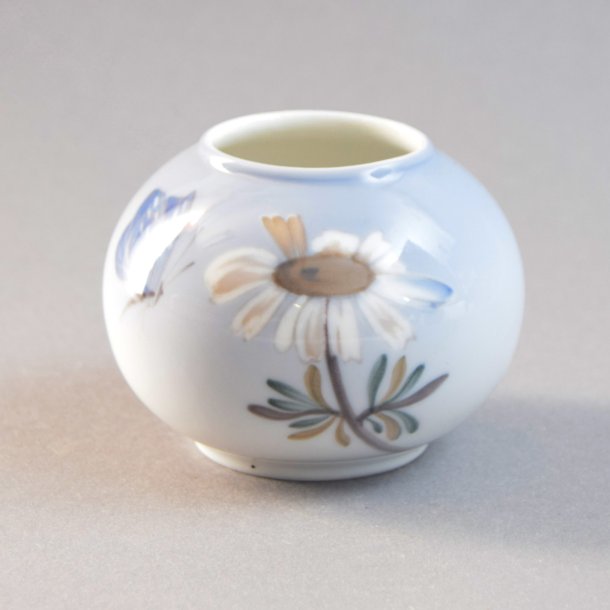 Mini Vase med blomst. 2688 / 42A. 6 cm. Royal Copenhagen.