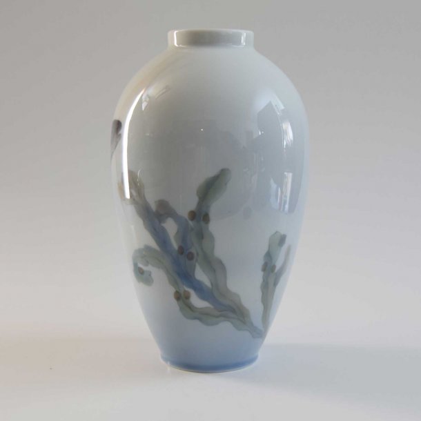 Vase med fisk. nr. 258 47D. 22,5 cm. Royal - - Royal Copenhagen. - Porcelænsbutikken