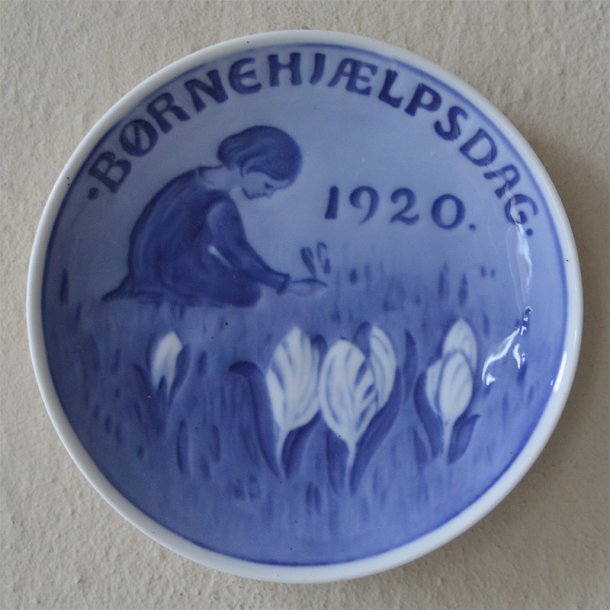 Brnehjlpsdag. 1920. 12,5 cm. Royal Copenhagen