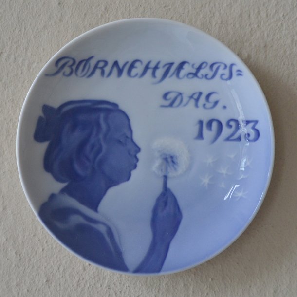 Brnehjlpsdag. 1923. 12,5 cm. Royal Copenhagen