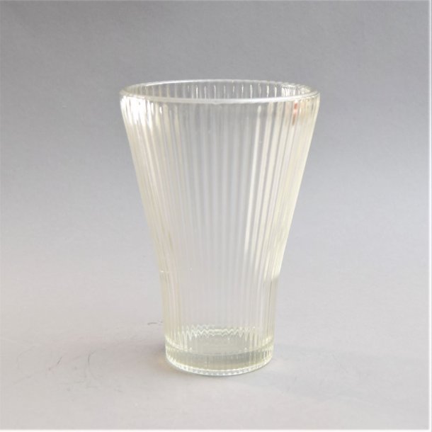 Glasvase, rillet i klar glas. 15,5 cm. Kastrup Glasvrk.